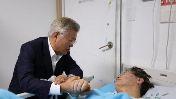 韓前總統(tǒng)文在寅探望李在明，勸說其停止絕食抗議