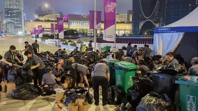 有片 | 12歲港隊小將遺失手機 志願者徹夜搜數(shù)萬袋垃圾尋回