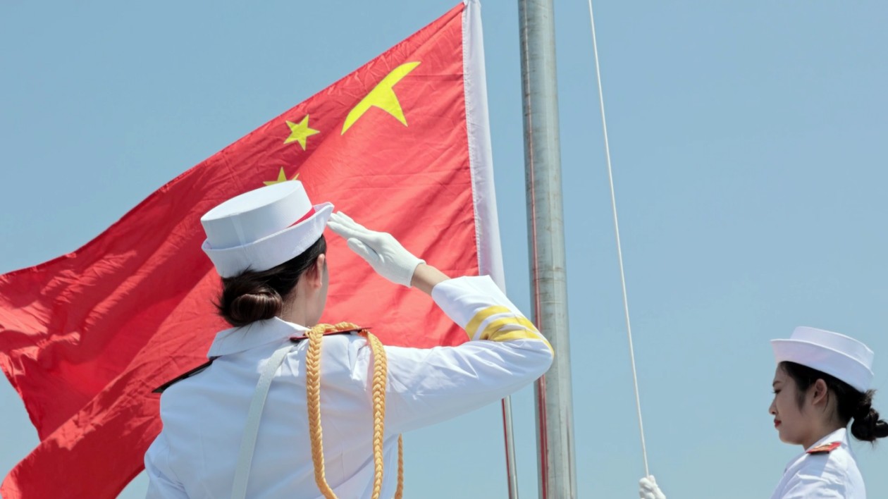 海上升國(guó)旗！珠海青年學(xué)子和遊客伶仃洋上向國(guó)旗敬禮