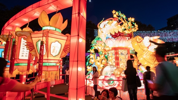 康文署「雙節(jié)」活動(dòng)火爆 維園中秋綵燈會(huì)引逾20萬(wàn)人到訪