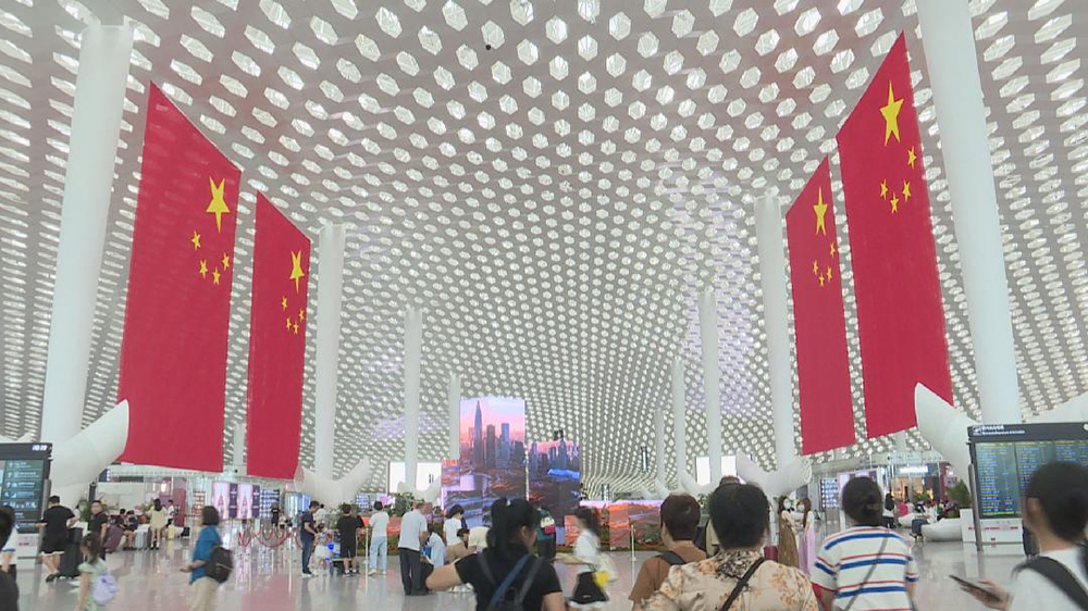 深圳機(jī)場(chǎng)單日旅客量超17萬(wàn)人次 今明迎返程客流最高峰