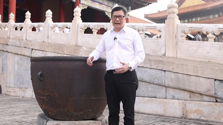 有片 | 故宮點(diǎn)滅火？鄧炳強(qiáng)拍片解畫