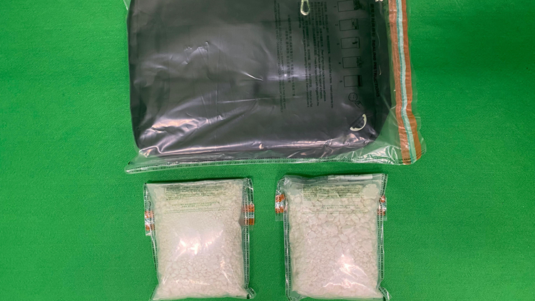 海關(guān)機(jī)場(chǎng)檢值220萬(wàn)元懷疑可卡因 拘捕外籍女導(dǎo)遊