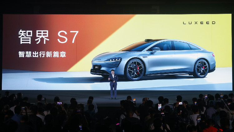 華為智選車業(yè)務(wù)首款轎車智界S7在深圳開(kāi)啟預(yù)售
