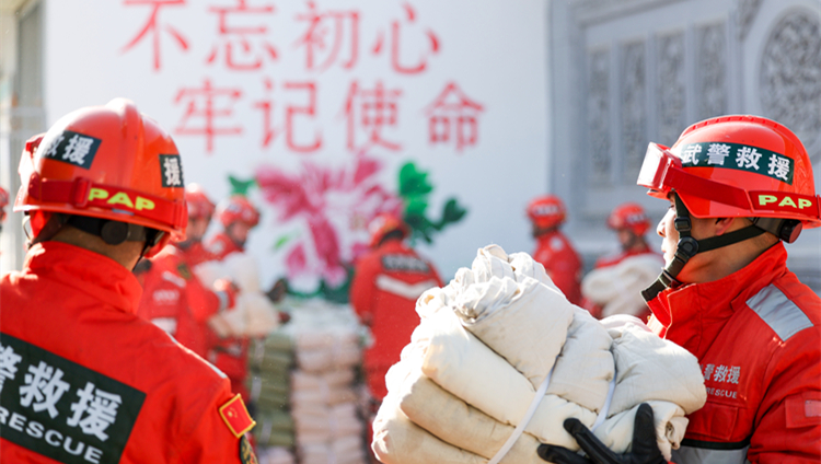 國家防災(zāi)減災(zāi)救災(zāi)委員會(huì)辦公室、應(yīng)急管理部協(xié)調(diào)向甘肅青海地震災(zāi)區(qū)調(diào)運(yùn)生活類救災(zāi)物資