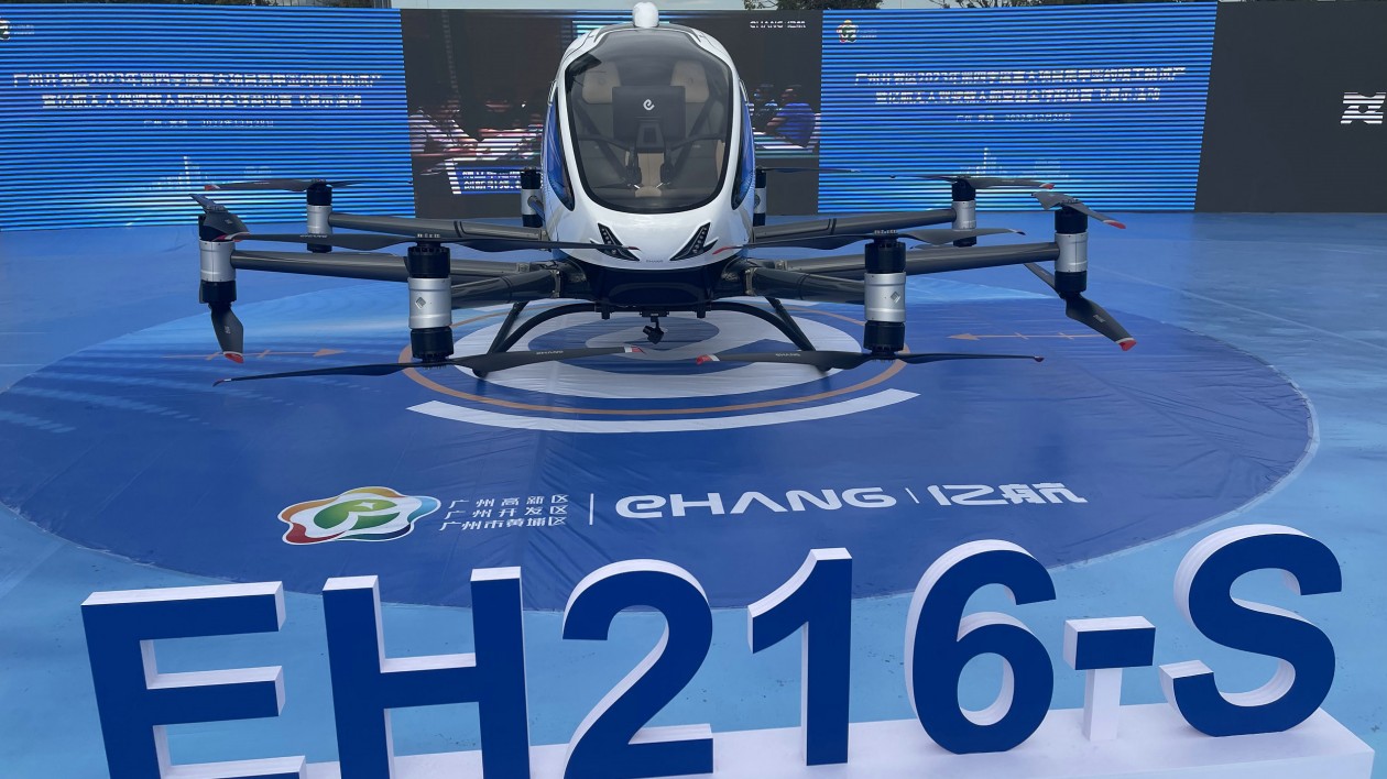 無人駕駛載人航空器全球商業(yè)載人首飛演示在廣州中新知識城上演   廣州開發(fā)區(qū)謀千億低空經(jīng)濟(jì)版圖
