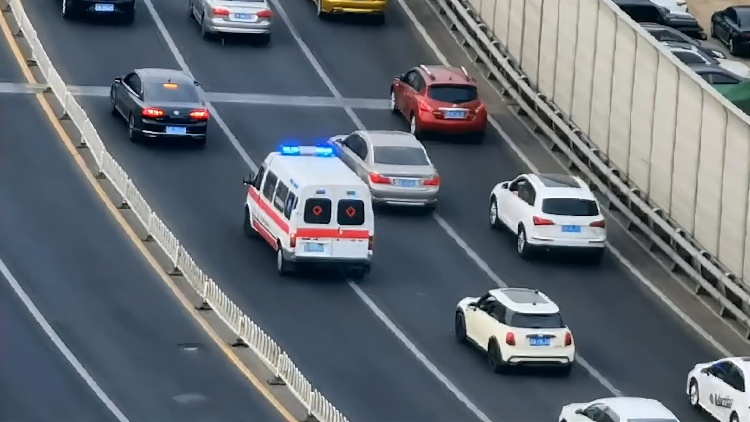 一年有4047輛車主動(dòng)避讓救護(hù)車！深圳「無憂避讓」機(jī)制讓車主「願(yuàn)意讓、放心讓」