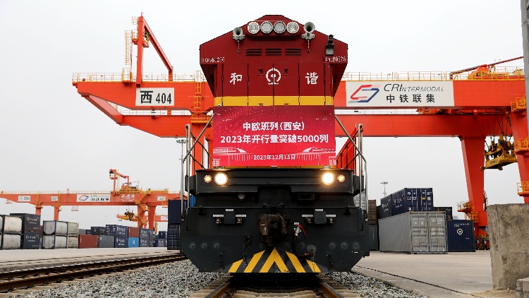 新疆鐵路雙口岸累計(jì)通行中歐（中亞）班列突破7萬列