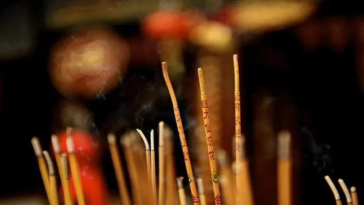 港俾你聽丨上香比上班卷，香港廟宇哪間靈？