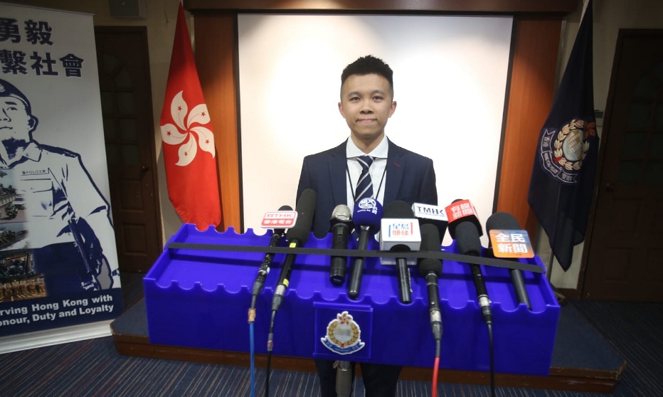 突發(fā)丨銀行櫃員機被裝讀卡器盜資料 警方拘捕一男子追緝另一人