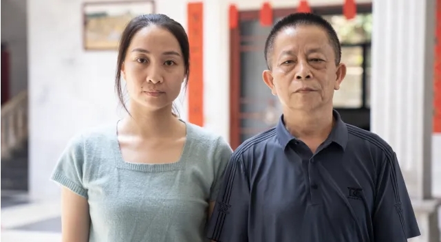 情急之下，他跪下攔車！