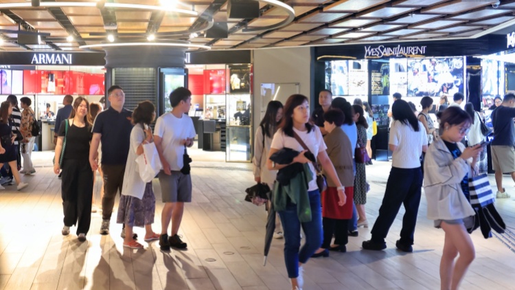 【商報(bào)圖說】?jī)?nèi)地客消費(fèi)變 海外客大不同