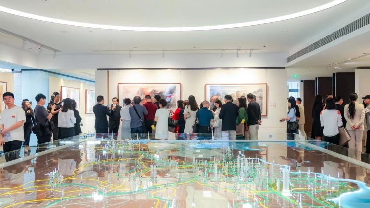 以「軌」為媒感知城市文化魅力 《全球水墨畫(huà)精品展》正式開(kāi)幕