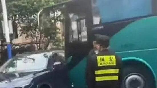 駕駛大巴將小客車頂開致1人擦傷 肇事司機(jī)被上海警方控制
