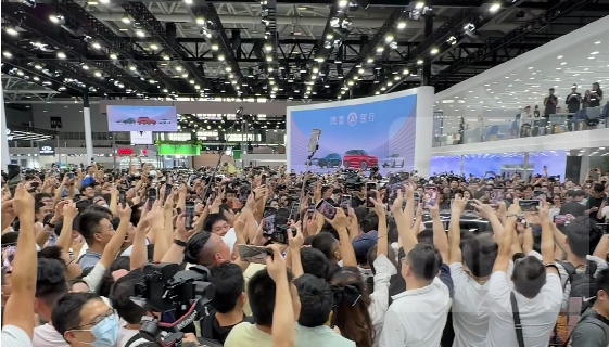 有片丨鴻蒙智行展臺熱度爆棚 粉絲齊喊「遙遙領(lǐng)先」