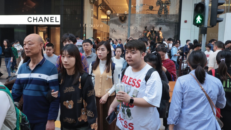 【商報(bào)圖說】旅客消費(fèi)變 已持續(xù)十年
