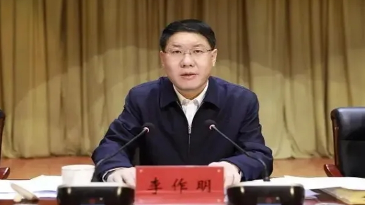 甘肅一縣委原書記被「雙開」：私帶違禁音像製品入境，妻兒生活奢靡