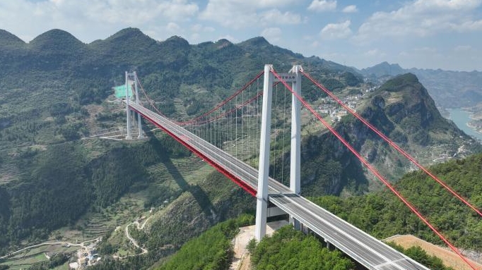 全球首個(gè)高低塔單側(cè)無樁基礎(chǔ)大跨度懸索橋建成通車