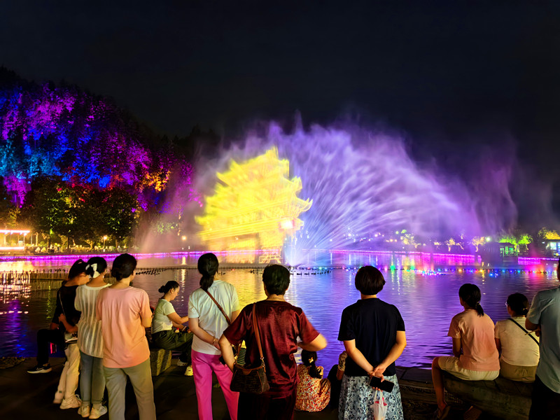 賦活生態(tài)人文畫卷  皖黟縣西遞煥新場景提亮「夜經(jīng)濟(jì)」