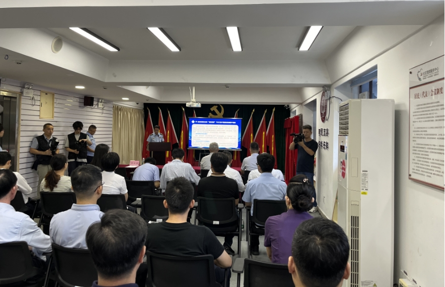 深圳鹽田舉辦「中英街」名特優(yōu)新個(gè)體工商戶示範(fàn)街揭牌儀式