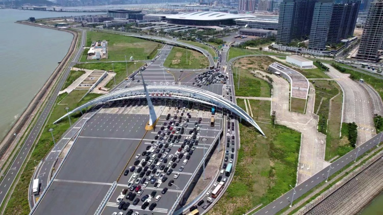 單日破兩萬！港珠澳大橋珠海公路口岸車輛單日通關(guān)量新記錄