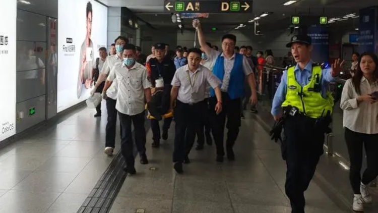 市民點讚！男子地鐵站倒地不起 深鐵員工接力急救挽回一命