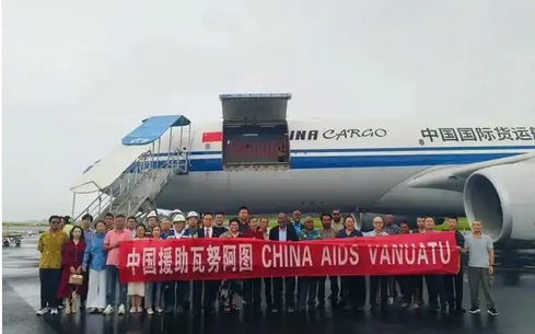 中國(guó)向瓦努阿圖交付緊急救災(zāi)物資 