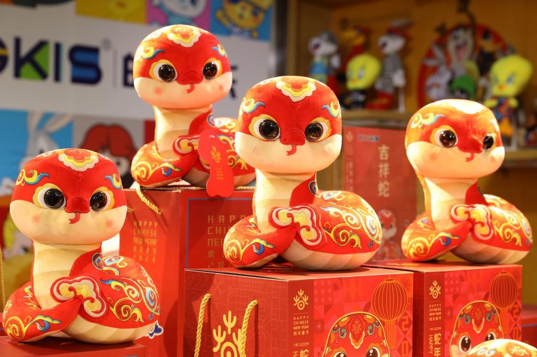 莞產(chǎn)「吉祥蛇」亮相全球2025「歡樂春節(jié)」活動(dòng)