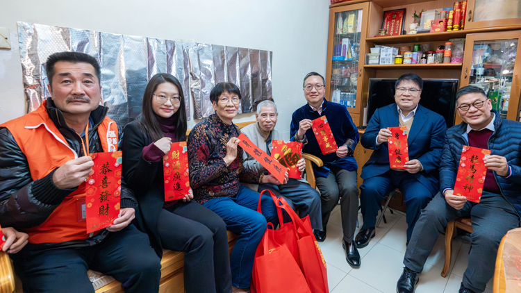 林定國訪堅尼地城居民 向區(qū)內(nèi)長者送上節(jié)日祝福