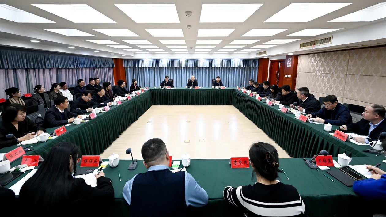 何以吉林 如斯講述！——吉林省委書記黃強(qiáng)與新聞界座談?dòng)懈? title=