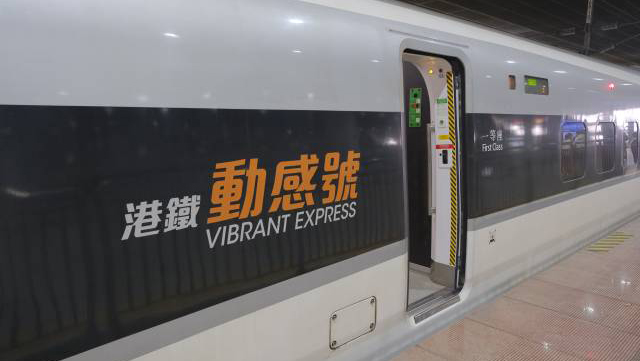 廣深港高鐵春節(jié)跨境客流高位運行 日均開行列車210列
