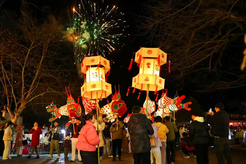 皖黟縣宏村鎮(zhèn)：魚(yú)燈巡遊鬧元宵 