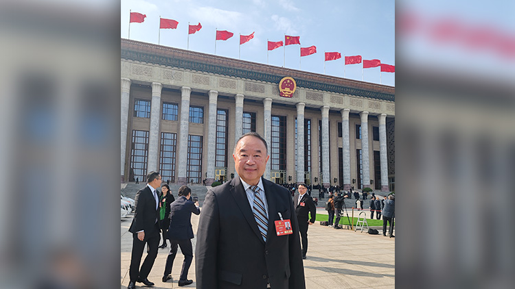 余鵬春：政府工作報(bào)告直面問(wèn)題和挑戰(zhàn)