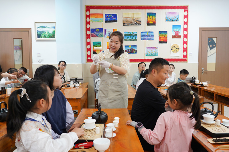 學(xué)國學(xué)悟傳統(tǒng)傳美德  皖屯溪青少年宮親子茶藝體驗(yàn)活動(dòng)別開生面