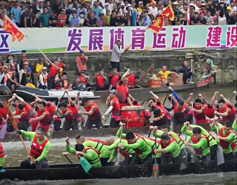 有片丨廣東陽(yáng)江逆水龍舟競(jìng)逐漠陽(yáng)江