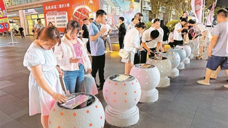 科技感滿滿！深圳街邊石墩子也能無(wú)線充電