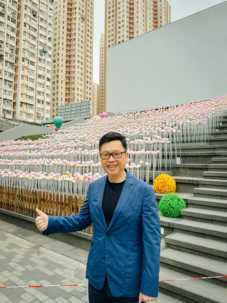 觀塘區(qū)議員吳承華亦前來看花海。